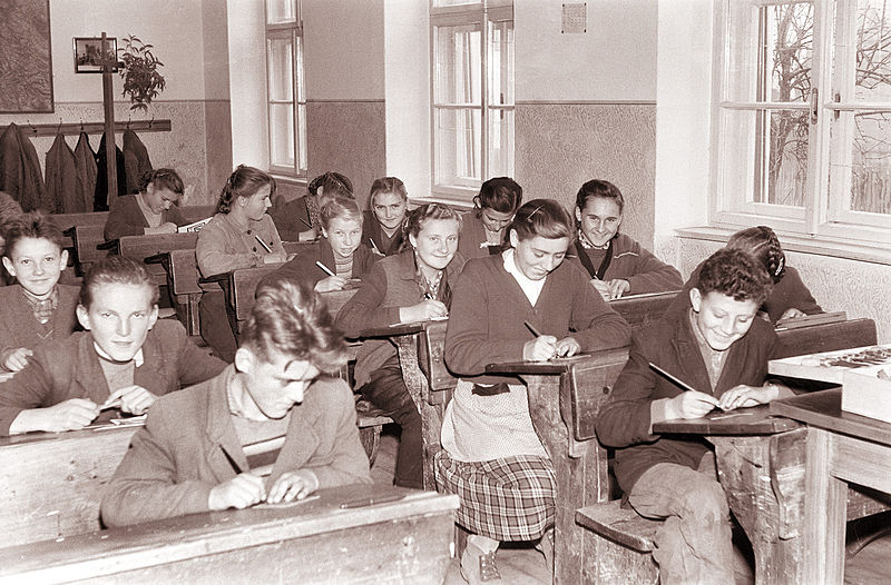 File:V razredu osemletke v Markovcih 1959.jpg