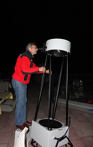 Vaclav Ourednik arbeitet mit dem Dobson-Teleskop.