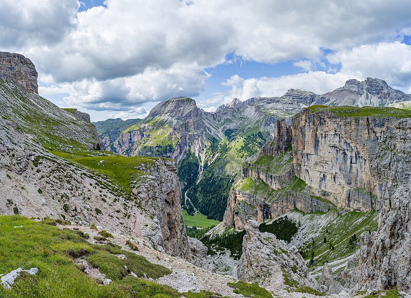 File:Val Lietres y Col dala Pieres sëura Pra da Ri te Gherdëina.jpg