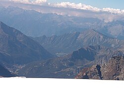 Grand Glacier de Verraz'dan Val d'Ayas'ın görünümü.