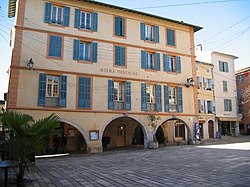 La place centrale de Valbonne.