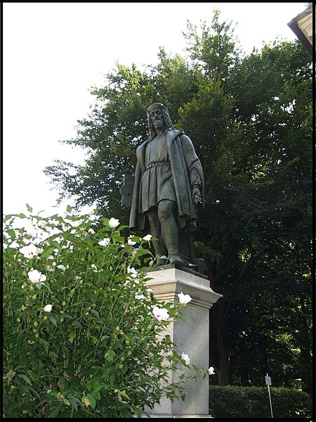 File:Varallo Sesia Sacro Monte-Statua Gaudenzio Ferrari.jpg