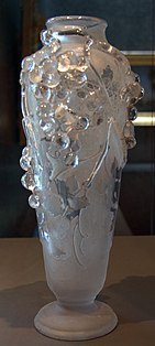Um vaso Daum com uvas esculpidas (1925)