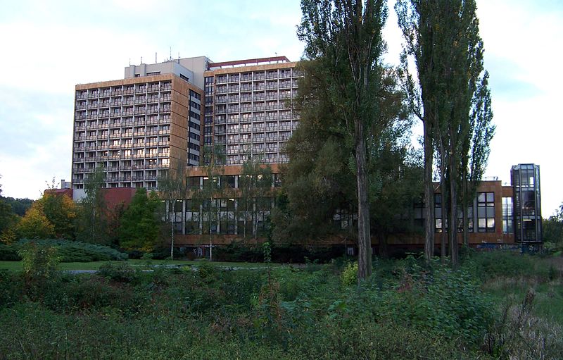 File:Veleslavín, hotel Krystal, z východu.jpg