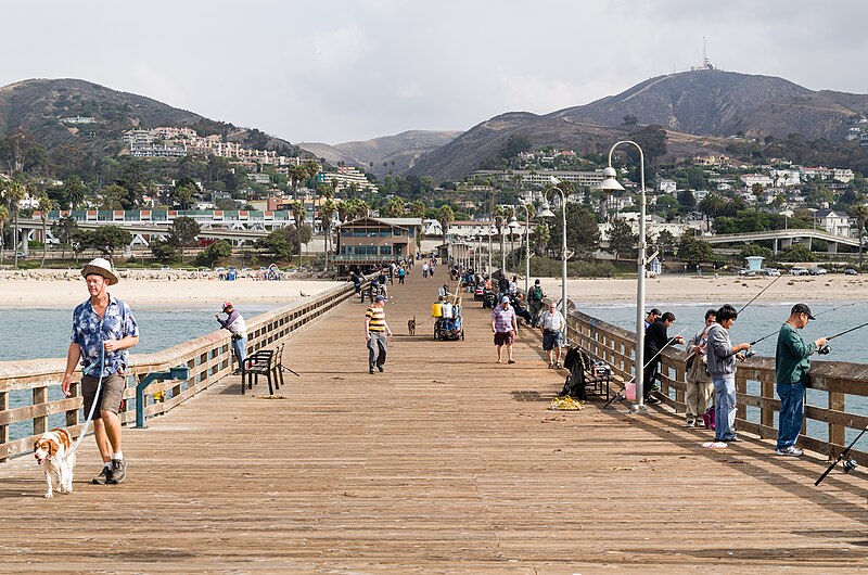 File:Ventura Pier with fishermen 2013.jpg