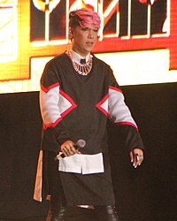 While praise was directed at the film's use of special effects and its carnival setting, Vice Ganda's performance in Fantastica received mixed reviews from critics who viewed his continued reliance on insult comedy and innuendos as stale and repetitive.