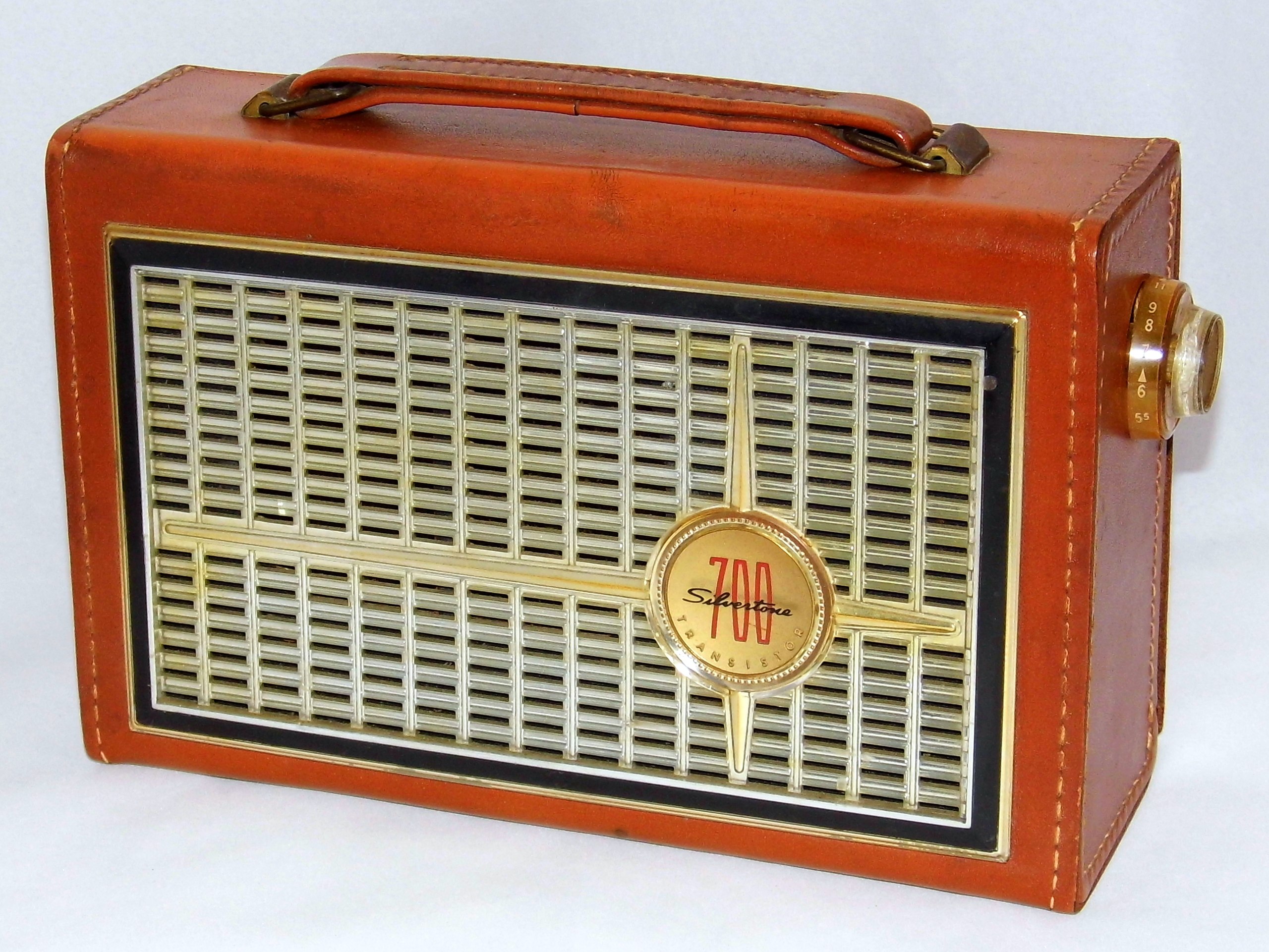 File:Vintage Silvertone Transistor Radio, Model 1205 (Black Cabinet), AM  Band, 6 Transistors, Made In USA, Circa 1960 - 1961 (33800512508).jpg -  Wikimedia Commons