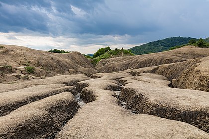 Os vulcões de lama de Berca formam uma reserva geológica e botânica no distrito de Buzău, Romênia. (definição 8 688 × 5 792)