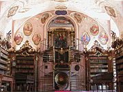 Boekenplanken, trappen en fresco's