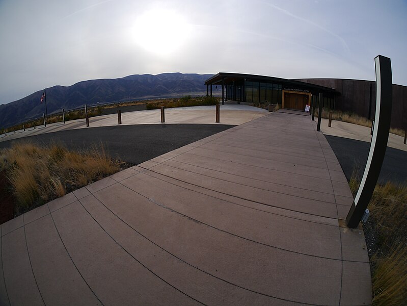 File:Wanapum Heritage Center on Columbia River.jpg