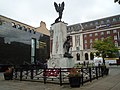 Memoriale di guerra di Leeds con l'angelo della pace, san Giorgio che uccide il drago e l'iscrizione to ovr gloriovs dead
