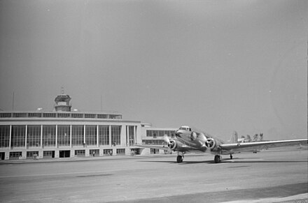 Terminal building from the tarmac in July 1941 Washington National Airport 1941 LOC fsa.8a36214.jpg