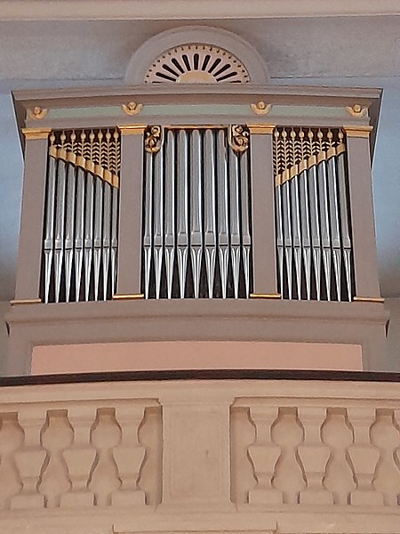 File:Wien Orgel Stiftskirche.jpg