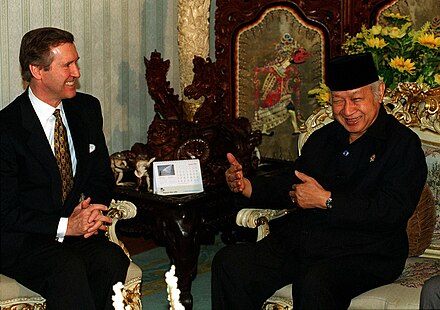 Suharto with US Secretary of Defense William Cohen, 14 January 1998.