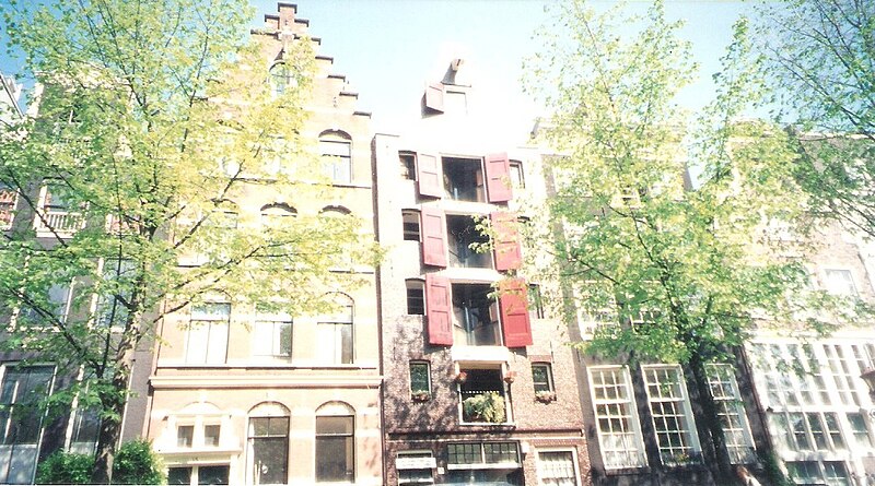 File:Windows in Holland from a canal.jpg