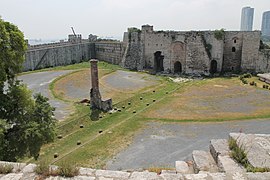 Ruinas en el patio del edificio.