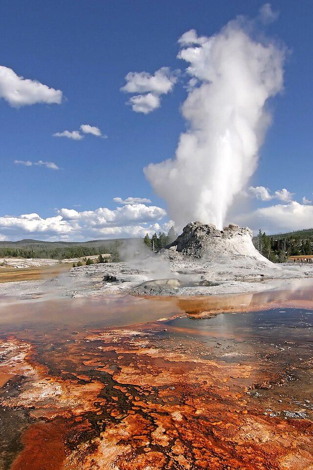File:Yellowstone_Castle_Geysir_Edit.jpg