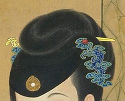 清雍正年间，宫廷画师所绘《十二美人图》中的点翠首饰