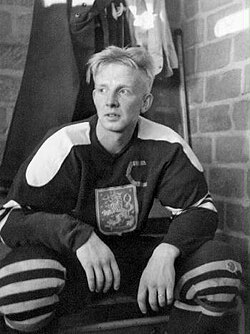 Yrjö Hakala pukuhuoneessa maajoukkueen paita päällä. (1950-luku).