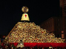 Ofrenda de flores a la Virgen durante las Fiestas del Pilar