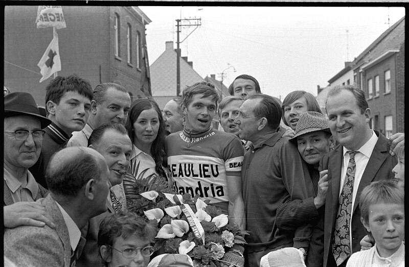 File:Zegevierende Daniël Vanryckeghem poseert met entourage, Dwars door België 1972, Waregem, Marcel Anckaert (collectie KOERS. Museum van de Wielersport).jpg