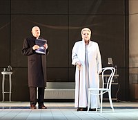 Igor Volkov en Svetlana Kryuchkova in Roman Markholia's performance "Ghosts" (2022)