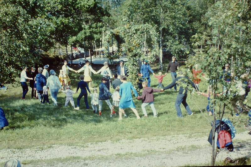 File:Årsnäs, Midsummer of 67 (2).JPG