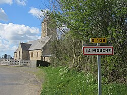 Église Saint-Martin de La Mouche - Entrée du bourg.JPG