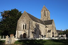 Vue d'une église dans un cimetière avec sur la droite des arbres