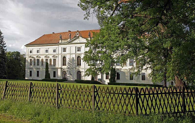 File:Židlochovice zámek a park.jpg