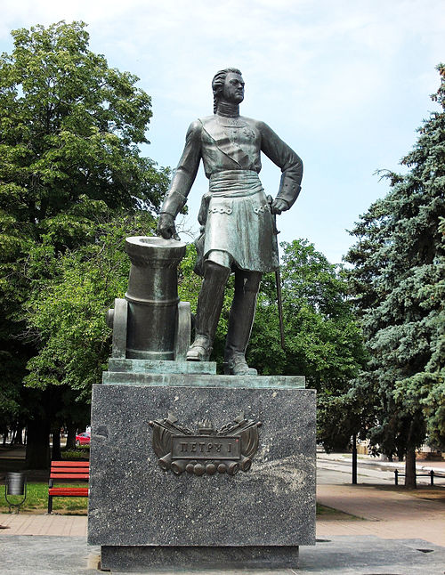 Памятник относится. Памятник Петру первому в Азове. Памятник Петру 1 в Азове фото.