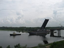 Великий десантний корабель «Ямал» проходить під Інгульським мостом