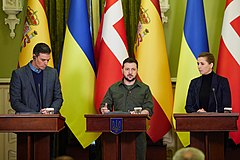 左からスペインのペドロ・サンチェス首相、ウクライナのウォロディミル・ゼレンスキー大統領、フレデリクセン（2022年4月21日、キエフ）[15]