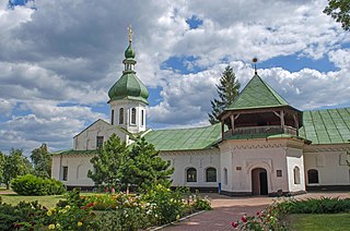 Новгород-Сіверський. Палатний корпус з Петропавлівською церквою.JPG