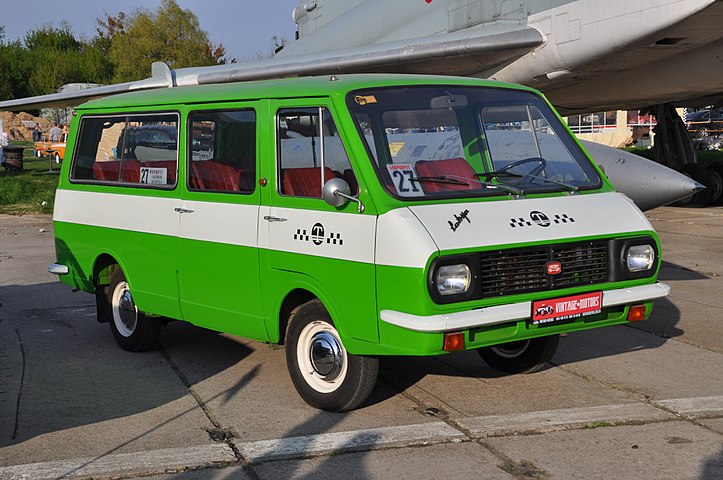 Raf машина. РАФ 2203. РАФ-2203 микроавтобус. Автомобиль РАФ-2203 Латвия. Микроавтобус РАФ 2203 такси.