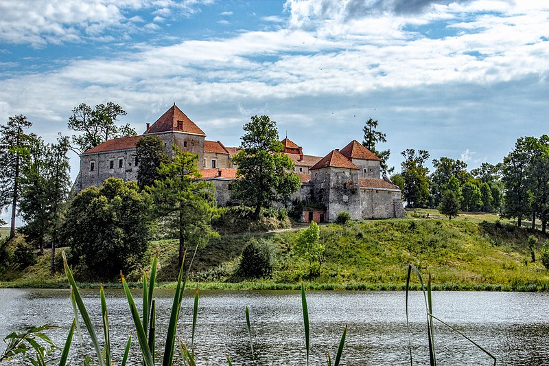 File:Ранок...Свірзький замок.jpg