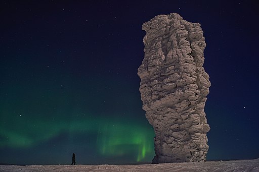 Einer der sieben Manpupunjor-Felsen im Petschora-Illytsch-Gebiet bei Nacht (UNESCO-Weltnaturerbe in Russland). Снежный Великан