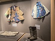 新疆兵团军垦博物馆馆藏的短皮军大衣和男士军衬衣