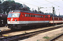 1046.001–2 (Umbauversion) mit einem Regionalzug im Bhf. Sigmundsherberg (1992)