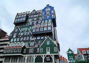 Postmodernističny hotel Inntel v Zaandam (obč. Zaanstad, inspirovany tradicijnymi zaanskymi domkami)