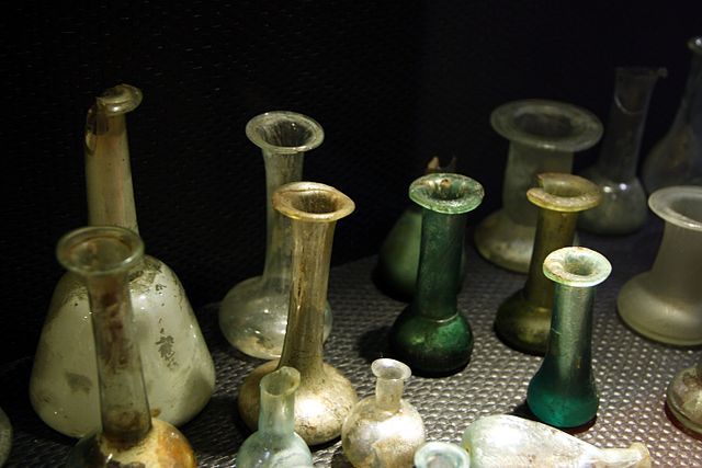 640px-1302_-_Archaeological_Museum,_Udine_-_Ancient_Roman_glass_flask_-_Photo_by_Giovanni_Dall'Orto,_May_29_2015.jpg (640×427)