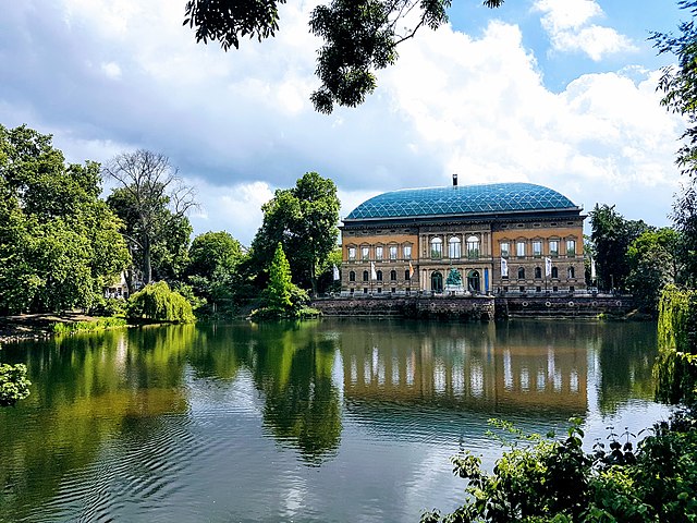 Ständehaus vor angrenzender Teichanlage