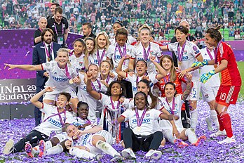 L'équipe de football de l'Olympique lyonnais après sa victoire en finale de la Ligue des champions féminine de l'UEFA 2018-2019 contre le FC Barcelone. (définition réelle 3 872 × 2 581)