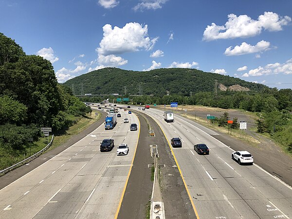 View north along Interstate 287 and Route 17 in Mahwah, just south of the New York state line