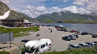 Blick von der Kantonsgrenze auf Passhöhe und Totesee gegen Osten.