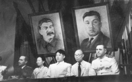 Kim Il-sung (centre) and Kim Tu-bong (second from the right) at the joint meeting of the New People's Party and the Workers' Party of North Korea in Pyongyang, 28 August 1946