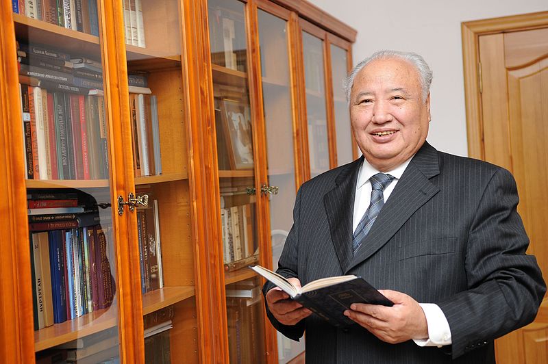 File:Abish Kekilbayev with book.jpg