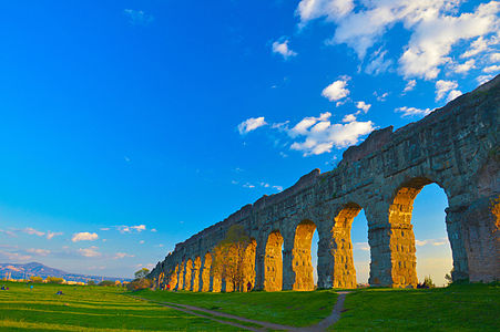 Vista do aqueduto atravessando os vales da Campanha Romana.