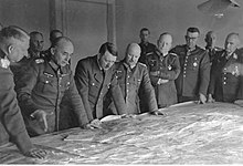 Hitler a una conferenza con diversi ufficiali