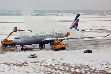 ไฟล์:Aeroflot Airbus A330-200 de-icing Pereslavtsev.jpg